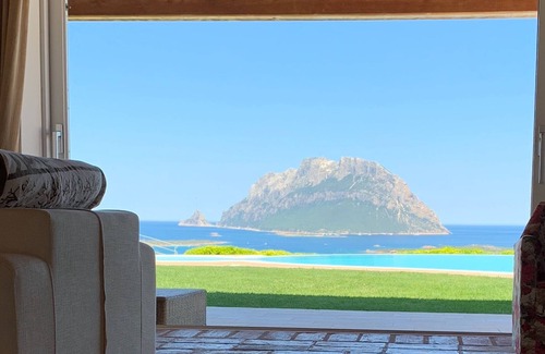 Porto San Paolo Villa | Villaluxx is Wonderful & Modern .Huge Infinity SwimPool & Whirlpools .GreatView