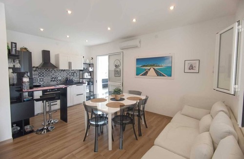 Arenella Villa | Villamar within walking distance of the sea.