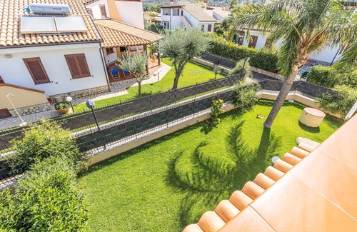 Piana Calzata Apartment | villecefalu. Nice apt in the VILLA. parking space, free wi-fi