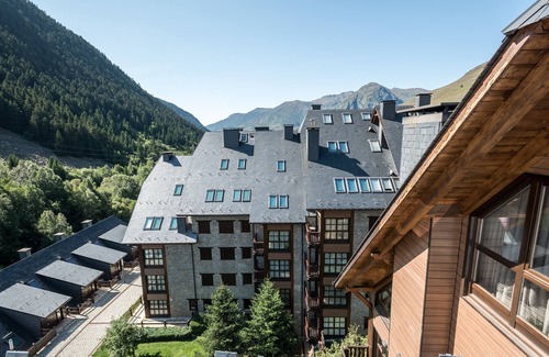 Baqueira Apartment | Villena by Totiaran 12p apartment in Val de Ruda next to Ski Lift