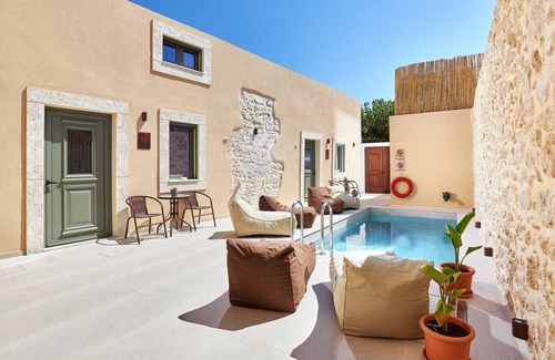 Archanes Apartment | Vin Dimora Suites With Shared Pool - Vino Rosso