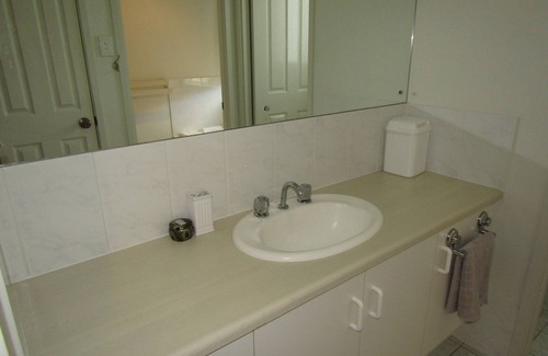 Port Vincent House | Vincent Hideaway - Walking distance to beach, shops & pub! Off Peak Special!
