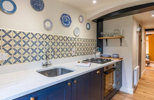 Charlbury Cottage | Vine Cottage, Charlbury - sleeps 2 guests in 2 bedrooms