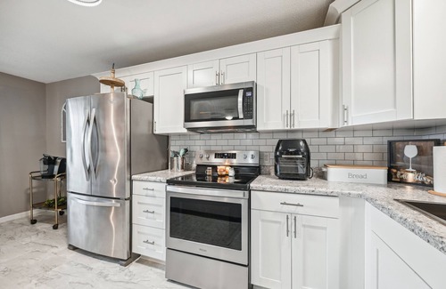 Vine Grove House | Vine Grove Home w/Deck, 4 Mi to Saunders Springs!