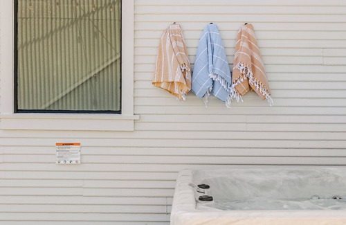Kenwood House | Vineyard Cottage Hot Tub Bottle of Wine & Wine Tasting Included