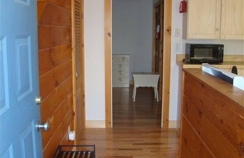 Vineyard Haven House | Vineyard Haven Guest House - Sleeps 4, A/C, Walk to Town