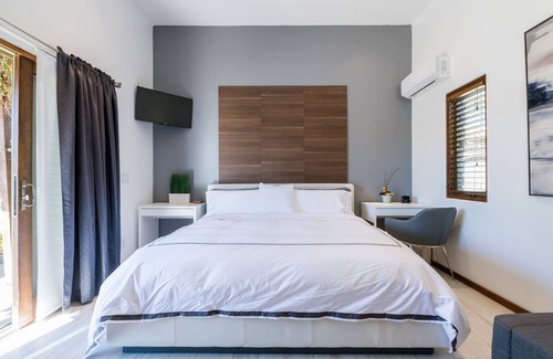 Morgan Hill House | Vineyard Poolside King Studio with Private Entrance