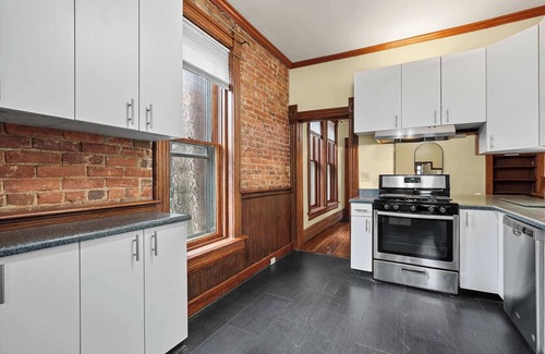 Italian Village House | Vino & Vibes Villa Sleeps 6!