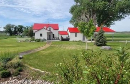 Wheatland House | Vintage "1903" Home located in rural Wyoming. Close to 3 lakes and mountains!