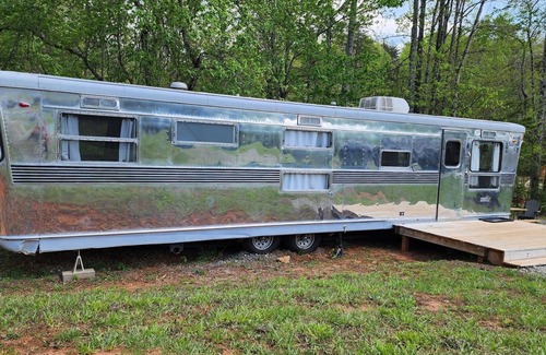 Mill Spring House | Vintage 1955 Imperial Mansion, deck on the creek, easy access to pool and playground, sleeps 5.