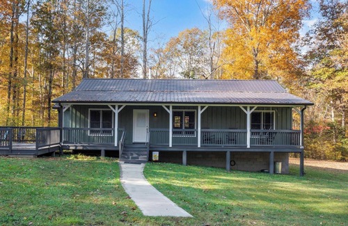 Bon Aqua Cabin | Vintage 50's & 60's theme Country Home on Wooded Acres near Franklin, Tennessee