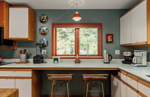 Cle Elum Cabin | Vintage A-Frame: Hot Tub, EV Charger, Lake access, King bed, BBQ