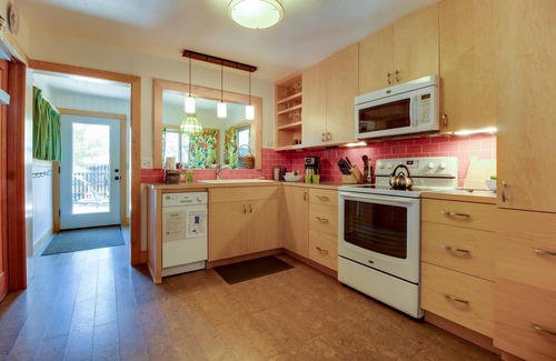 River Terrace Cottage | Vintage Awbrey- Fireplace, Hot Tub, AC, 100+mbps Wifi, Bikes, Walk Downtown