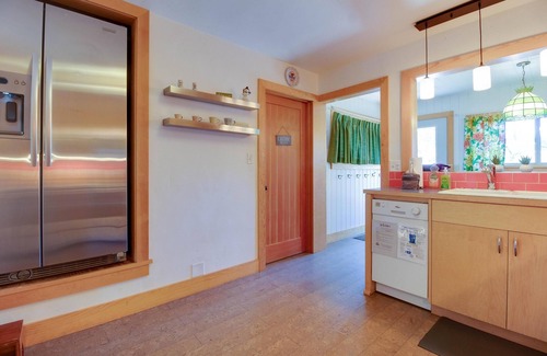 River Terrace Cottage | Vintage Awbrey- Fireplace, Hot Tub, AC, 100+mbps Wifi, Bikes, Walk Downtown