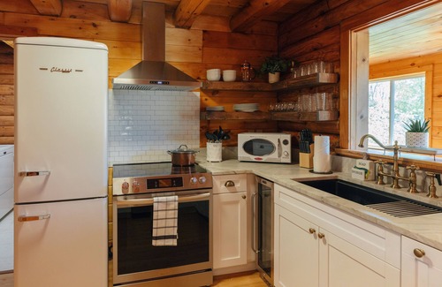 Weaverville Cabin | Vintage Cabin with Enchanted Backyard & Mountain Views , just 15 min from Asheville