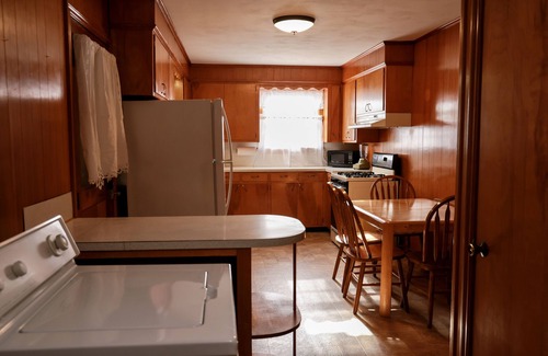Russellville House | Vintage Charm, Upgraded - White Sheets + Fast Wi Fi + 2 King Beds