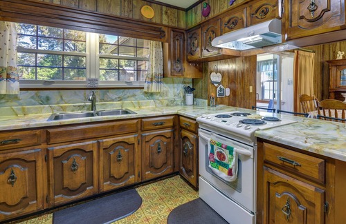 Chipley House | Vintage Chipley Getaway on Large Private Property