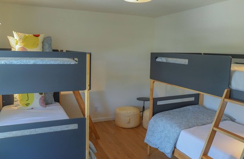 Town of Pines House | Vintage Classic Home, Pet Friendly in National Park 1 Mile to Beach