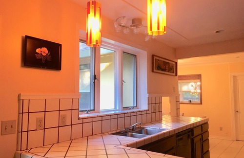 Murphys House | Vintage Comfort in Downtown Murphys with Hot Tub! Easy Walk to Main Street