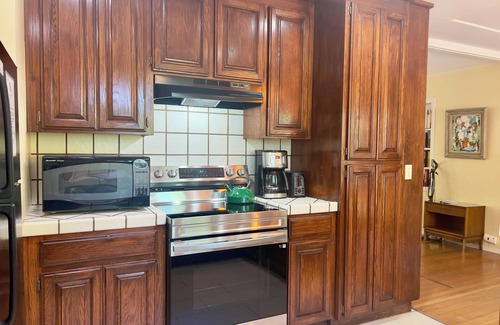 Murphys House | Vintage Comfort in Downtown Murphys with Hot Tub! Easy Walk to Main Street