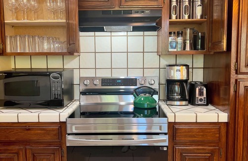 Murphys House | Vintage Comfort in Downtown Murphys with Hot Tub! Easy Walk to Main Street
