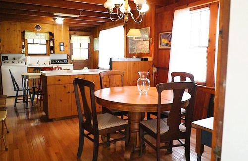 Old Lyme House | Vintage Cottage by the Sea - Walking Distance to the Beach - Old Lyme
