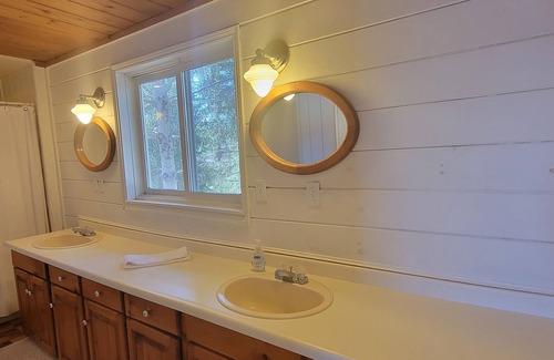 Kimberley House | Vintage Hideaway With a view and Hot-Tub