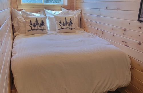 Kimberley House | Vintage Hideaway With a view and Hot-Tub