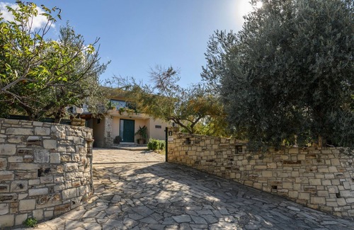 Faistos House | Vintage holiday home in the midst of nature with fairy tale view.