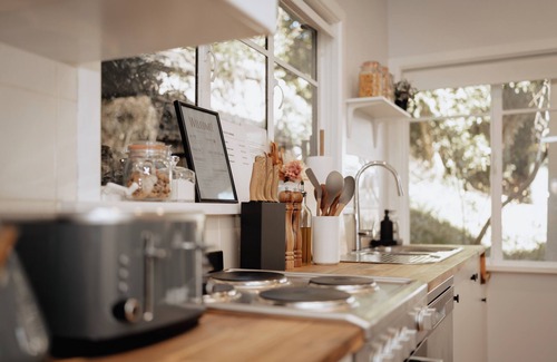 Olinda House | Vintage Olinda Cottage with a Touch of Modernity & Cafes Walking Distance