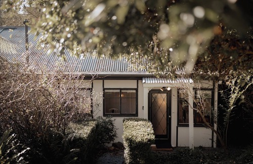 Olinda House | Vintage Olinda Cottage with a Touch of Modernity & Cafes Walking Distance