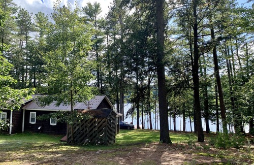 Livermore Cottage | Vintage Rustic Cottage on Brettun’s Pond, boat accessible, PET FRIENDLY!