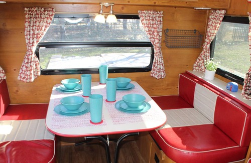 Woodway House | Vintage RV Mins. to Lake Waco, Zoo, Baylor, Silos & Magnolia!