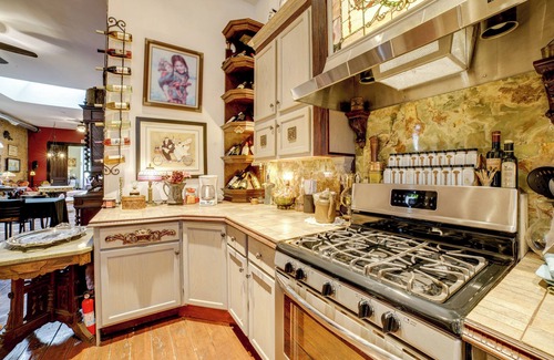 La Porte Apartment | Vintage Studio in Historic Dtwn La Porte!