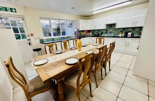 Fifield House | Vintage style Lodge In Windsor! Sleeps 15! Hot Tub!