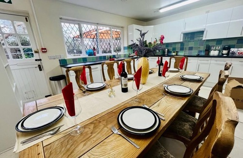 Fifield House | Vintage style Lodge In Windsor! Sleeps 15! Hot Tub!