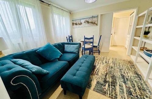 Fifield House | Vintage style Lodge In Windsor! Sleeps 15! Hot Tub!
