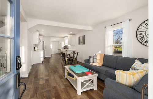 Snohomish House | Vintage Trail House in Historic Downtown Snohomish- 3 bed 2 bath home