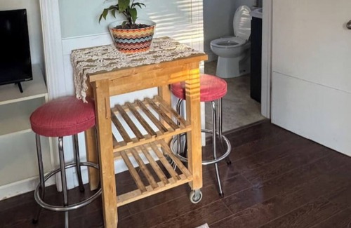 London House | Vintage Vacation in Old East - LHSC/Fanshawe 5 min