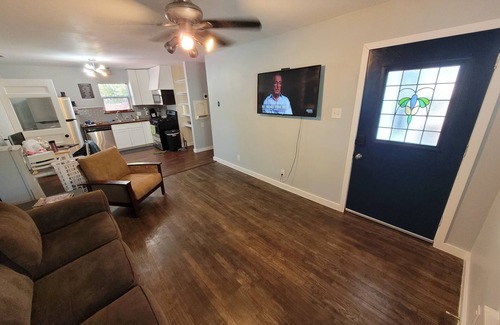 North Loop House | Vintage Vibes 2-bedrood bungalow in Northloop Austin