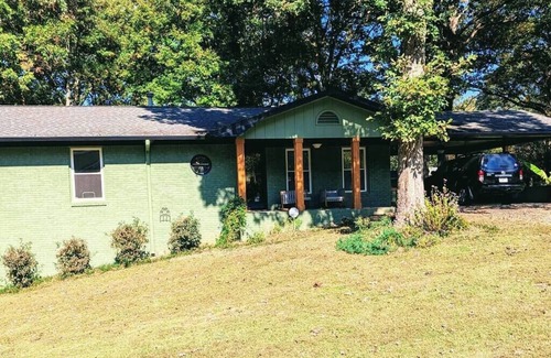 Cartersville House | Vintage Vibes on Quiet & Sunny Street