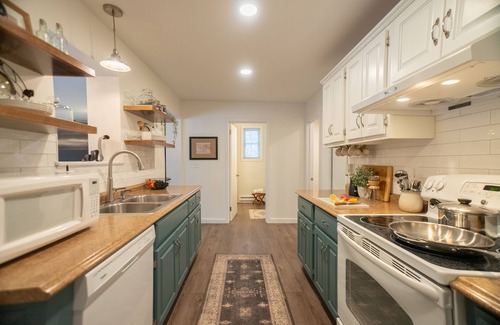 Connellsville Apartment | Vintage Vogue: Your Stylish Suite with Wi-Fi, Netflix, and Parking!