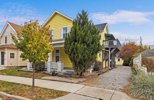 West Central Apartment | Vintage West Central Apt | Walkable | Parking