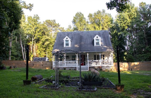 Chesterfield House | Virginia poolside Oasis: your Woodland Escape
