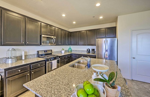 Visalia House | Visalia Home w/Yard: 4 Mi to Downtown!