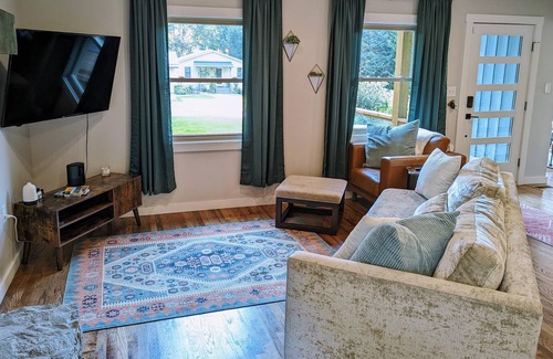 Canton House | Vision House: Mountain Views | Family-Friendly & Dog-Friendly | Airy Atmosphere