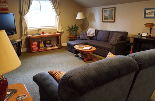 Larkspur Apartment | Visit Bend Oregon! Spacious and Comfortable! Pets OK!
