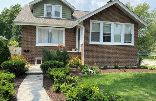 Forestview House | Visit Chicago stay in quiet suburb. Tranquil 2-bedroom house in Lombard.