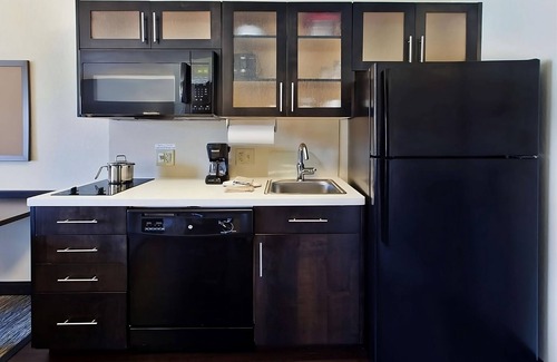 East Congress Hotel | Visit Zilker Park & Lady Bird Lake with Ease! Pet Friendly Property w/Breakfast
