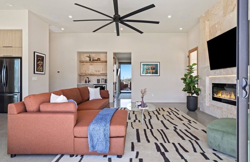 Panorama Heights House | Vista B at Panorama Villas by Fieldtrip | Luxury 2br w Pool and Views